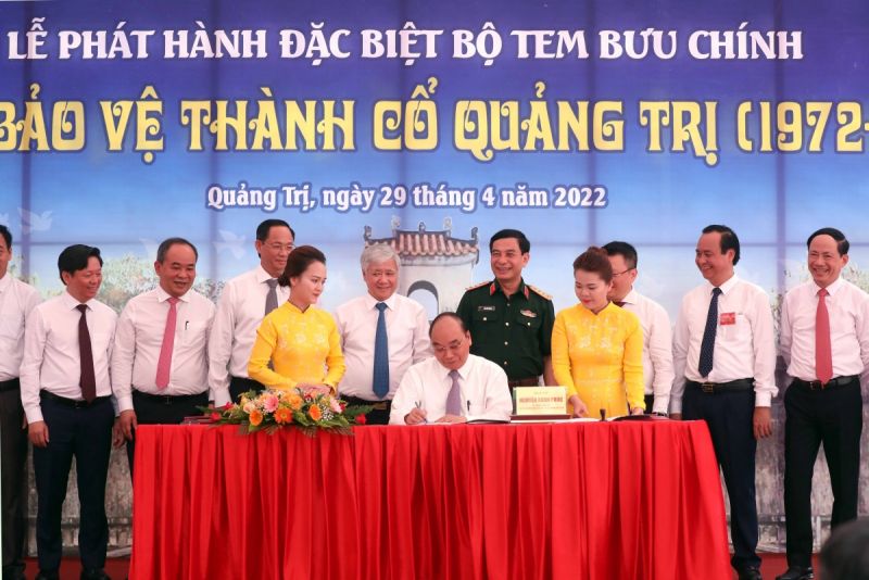Chủ tịch nước Nguyễn Xuân Phúc thực hiện nghi thức phát hành Tem bưu chính 50 năm bảo vệ Thành cổ Quảng Trị (1972-2022)