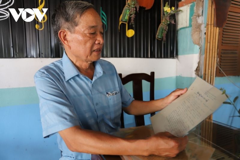 Cựu chiến binh Dương Văn Châu, cựu học sinh lớp 10, Trường cấp 3 Vĩnh Linh năm 1972 luôn giữ lá đơn tình nguyện nhập ngũ của bạn bè năm xưa bên mình