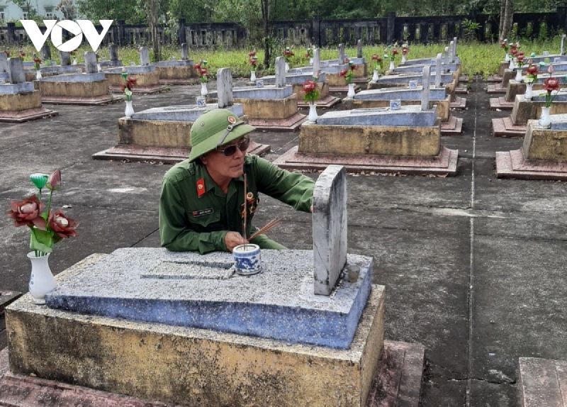 Ông Nguyễn Thế Hùng, một trong 181 học sinh Trường cấp 3 Vĩnh Linh được nhập ngũ vào giải phóng tỉnh Quảng Trị thắp hương cho đồng đội tại Nghĩa trang Liệt sỹ xã Triệu Trạch, huyện Triệu Phong