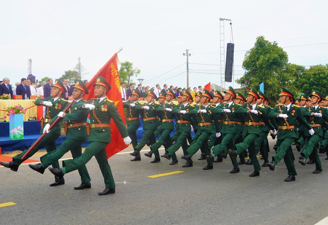 Diễu duyệt đội ngũ tại Lễ thượng cờ
