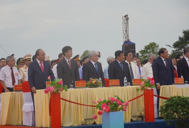 Chủ tịch nước Nguyễn Xuân Phúc cùng các đại biểu tham dự Lễ thượng cờ - Ảnh: VGP/Minh Trang