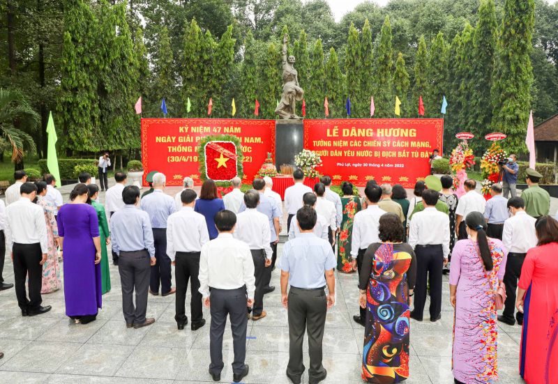 Lãnh đạo tỉnh Bình Dương âng hương, dâng hoa tưởng niệm các chiến sĩ cách mạng và đồng bào yêu nước bị địch bắt tù đày tại Khu di tích Nhà tù Phú Lợi.