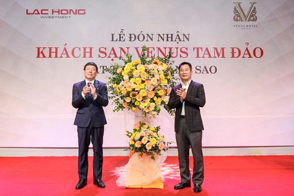 Chủ tịch UBND tỉnh Lê Duy Thành tặng hoa chúc mừng Khách sạn Venus Tam Đảo. Ảnh: Khánh Linh