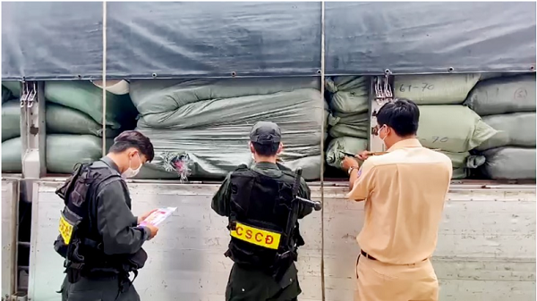 Tạm giữ phương tiện cùng lượng lớn hàng hoá không rõ nguồn gốc trị giá 400 triệu đồng