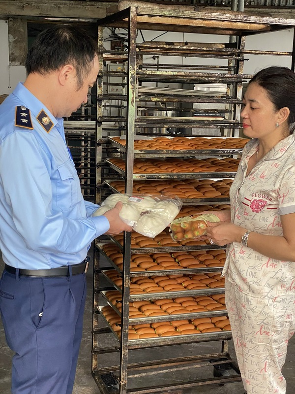 Đội QLTT số 3 kiểm tra cơ sở sản xuất bánh mì, bánh bao thuộc hộ kinh doanh Trần Văn Thạc