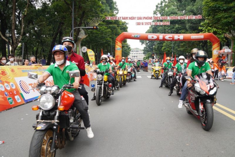Hơn 500 người dân đến từ các quận, huyện và TP Thủ Đức tham gia diễu hành bằng xe đạp và mô tô