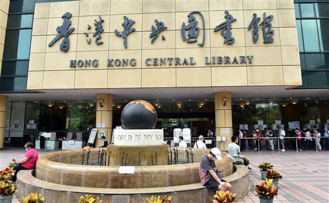 Người dân xếp hàng vào Thư viện trung tâm ở Hong Kong, Trung Quốc, ngày 23/04/2022 (Ảnh: THX/TTXVN)