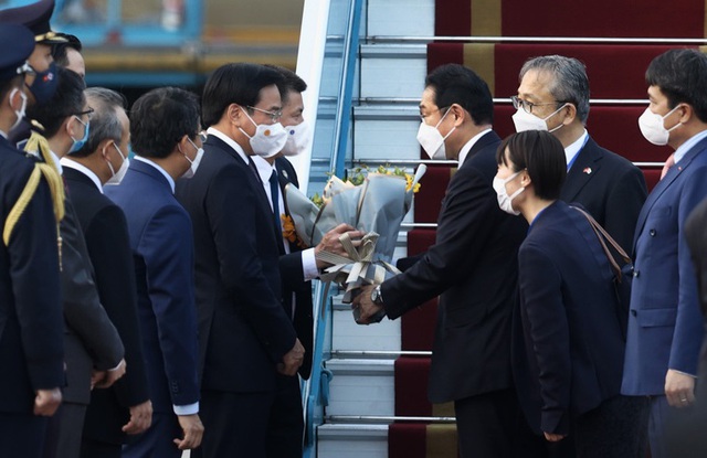 Bộ trưởng, Chủ nhiệm Văn phòng Chính phủ Trần Văn Sơn đón Thủ tướng Nhật Bản Kishida Fumio cùng Đoàn đại biểu cấp cao Chính phủ Nhật Bản tại Sân bay Quốc tế Nội Bài, Hà Nội.