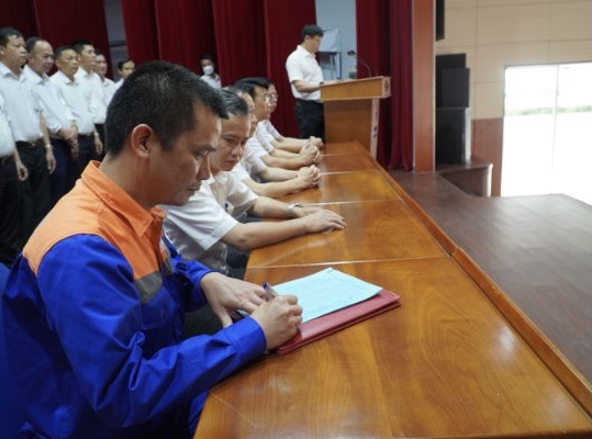 Trưởng các phòng ban; Giám đốc các Điện lực trực thuộc; Đội trưởng Đội Quản lý vận hành lưới điện cao thế Quảng Ninh; Đội trưởng đội Hotline ký cam kết thực hiện văn hóa an toàn