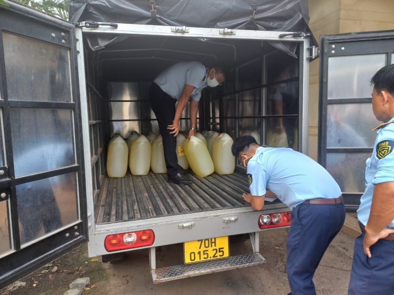 600 lít nước rửa chén không rõ nguồn gốc, xuất xứ vừa bị lực lượng chức năng tỉnh Tây Ninh vừa phát hiện, ngăn chặn khi kiểm tra một xe ô tô tải nhãn hiệu THACO.