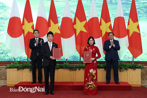 Thủ tướng Phạm Minh Chính và Thủ tướng Nhật Bản Kishoda Fumio tham dự và chứng kiến Phó chủ tịch UBND tỉnh Nguyễn Thị Hoàng ký kết bản ghi nhớ hợp tác đầu tư với Công ty TNHH Aeonmall Việt Nam