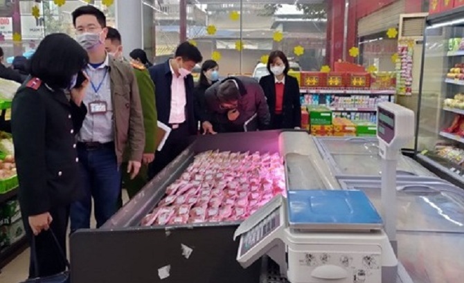 Kiểm tra an toàn thực phẩm tại siêu thị Tmart thị trấn Chúc Sơn (Nguồn ảnh Sở Y tế Hà Nội)