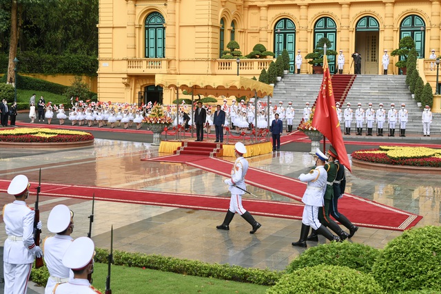 Thủ tướng Phạm Minh Chính và Thủ tướng Nhật Bản Kishida Fumio chứng kiến phần diễu binh chào mừng của Đội Danh dự Quân đội nhân dân Việt Nam. Ảnh VGP/Nhật Bắc