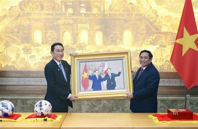 Thủ tướng Phạm Minh Chính tặng lưu niệm cho Thủ tướng Nhật Bản Kishida Fumio