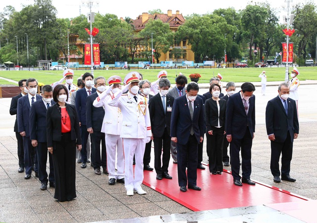 Thủ tướng Nhật Bản Kishida Fumio đến đặt vòng hoa và vào Lăng viếng Chủ tịch Hồ Chí Minh. Ảnh VGP/Nhật Bắc