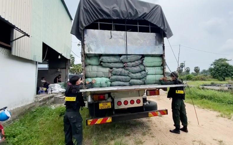Lực lượng chức năng tỉnh An Giang vừa phối hợp kiếm tra, phát hiện một xe tải chở số lượng lớn hàng hóa không rõ nguồn gốc có giá trị hàng trăm triệu đồng.