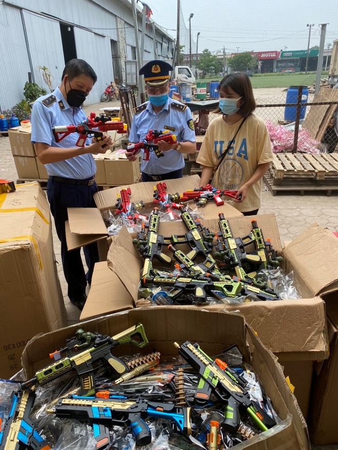 Lực lượng Quản lý thị trường Hà Nội bắt giữ lô hàng súng đồ chơi vi phạm