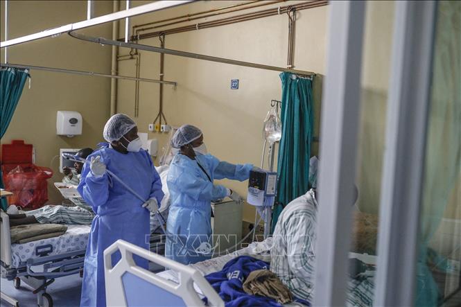 Nhân viên y tế điều trị cho bệnh nhân Covid-19 tại bệnh viện ở Tembisa, Nam Phi ngày 02/03/2021 (Ảnh: AFP/TTXVN)