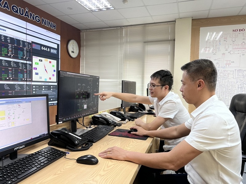 Cán bộ nhân viên Công ty Điện lực Quảng Ninh tính toán phương án đảm bảo cấp điện cho Sea Games 31 diễn ra tại địa phương