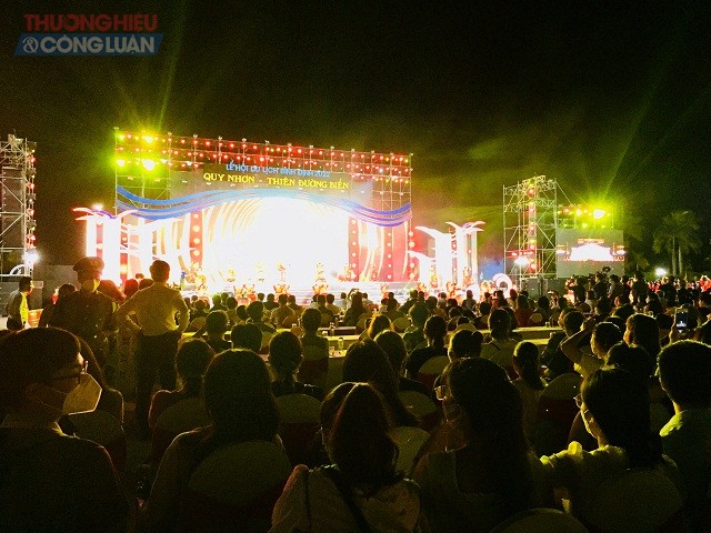 Hàng vạn du khách trong và ngoài tỉnh Bình Định đã tham dự Khai mạc Lễ hội du lịch biển Quy Nhơn năm 2022.
