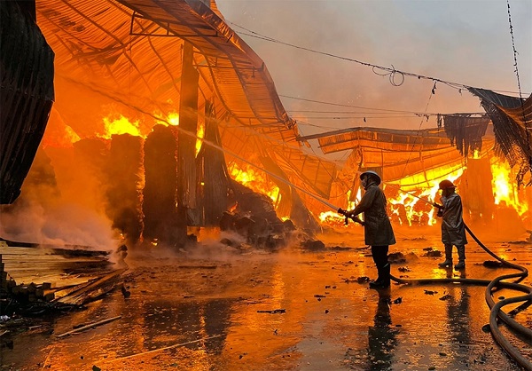 Hiện trưởng vụ cháy tại xưởng sản xuất gỗ dán của Công ty TNHH Hải Nam tại thôn Yên Viên, xã Yên Viên, huyện Gia Lâm