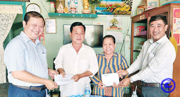Ông Phan Phùng Phú, Bí thư Thị ủy Cai Lậy (bìa trái) thăm gia đình chính sách tại phường 1.