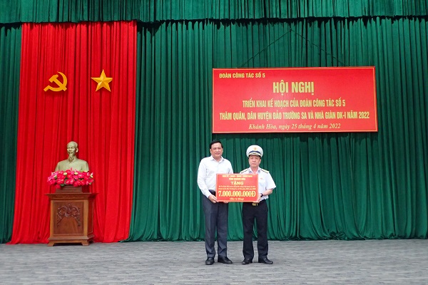 Tỉnh Khánh Hòa trao tặng Quân chủng Hải quân 7 tỷ đồng để đóng xuồng CQ