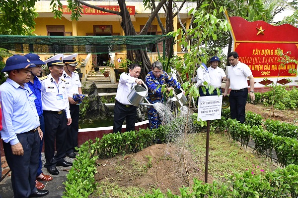 Chuẩn đô đốc Nguyễn Thế Tốt và Bí thư tỉnh ủy Khánh Hòa Nguyễn Hải Ninh tham gia trồng cây Trầm Hương (gió bầu) trên đảo