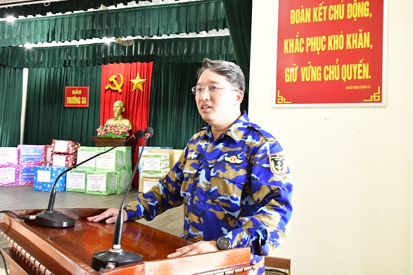 Ông Nguyễn Hải Ninh- UVBCH Trung ương Đảng, Bí thư tỉnh ủy Khánh Hòa, phát biểu trước cán bộ nhân dân thị trấn Trường Sa và các đoàn công tác.