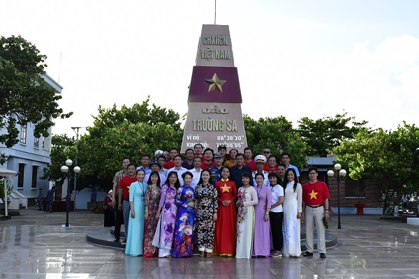 Đoàn đại biểu tỉnh Khánh Hòa chụp ảnh lưu niệm tại bia chủ quyền đảo Trường Sa (thị trấn Trường Sa)