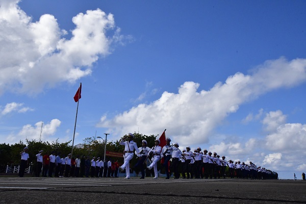 Lễ chào cờ, diễu hành trên đảo Trường Sa (thị trấn Trường Sa)