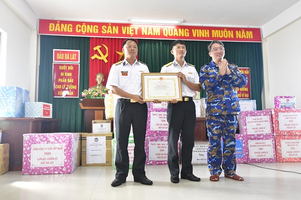 Ông Nguyễn Hải Ninh, UVBCH Trung ương Đảng, Bí thư tỉnh ủy Khánh Hòa, trao bằng khen cho cán bộ chiến sĩ trên đảo.