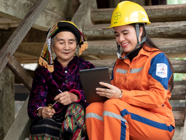 Công nhân Công ty Điện lực Nghệ An giới thiệu các dịch vụ điện trực tuyến đến với bà con dân bản miền núi Tây Nghệ An