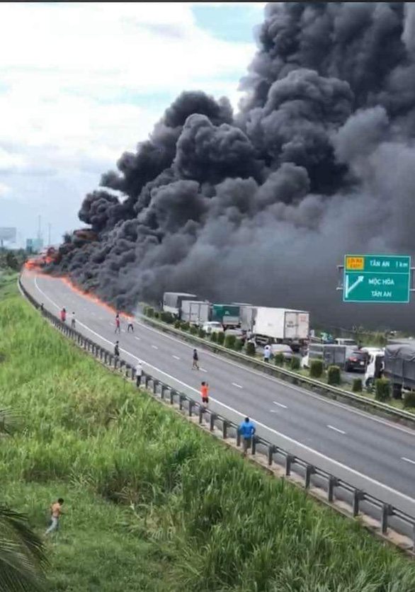 Cháy và bốc khói nghi ngút trên cao tốc TP.HCM - Trung Lương