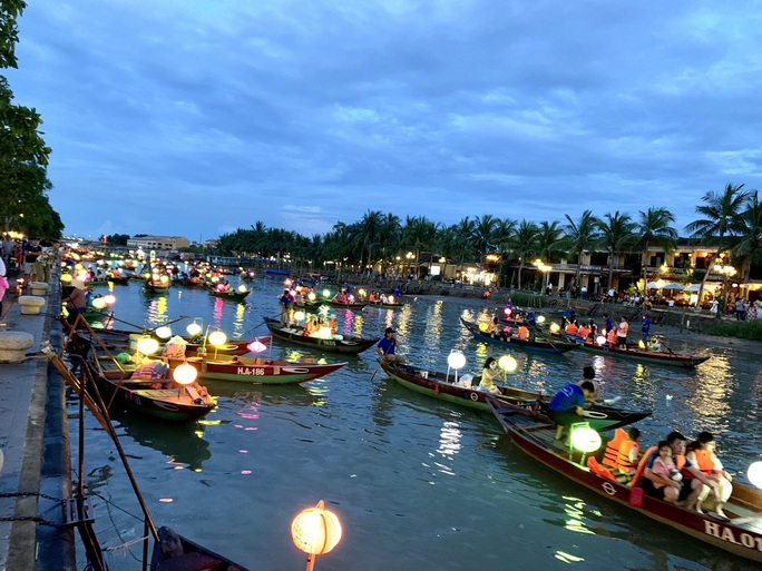 Lượng khách đến tỉnh Quảng Nam đạt khoảng 120.000 lượt, tăng 130% so với cùng kỳ năm 2021. Trong ảnh: Du khách chèo thuyền ngắm phố cổ Hội An. Ảnh: Sơn Ca