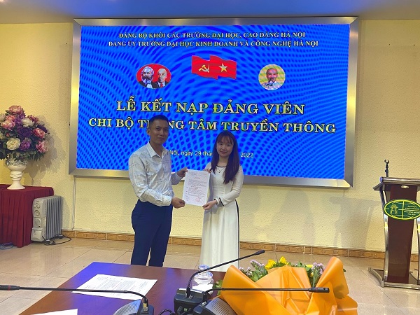 Đồng chí Nguyễn Văn Long phát biểu chúc mừng