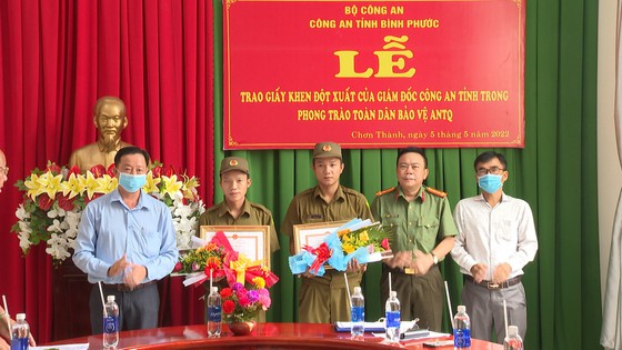 Đại tá Nguyễn Phương Đằng, Phó giám đốc Công an tỉnh Bình Phước trao giấy khen đột xuất của Giám đốc Công an tỉnh cho 2 công dân
