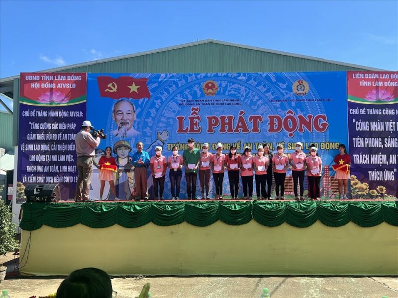 Ông Hoàng Liên, Chủ tịch LĐLĐ tỉnh Lâm Đồng (Bên trái) trao quà cho công nhân có hoàn cảnh khó khăn
