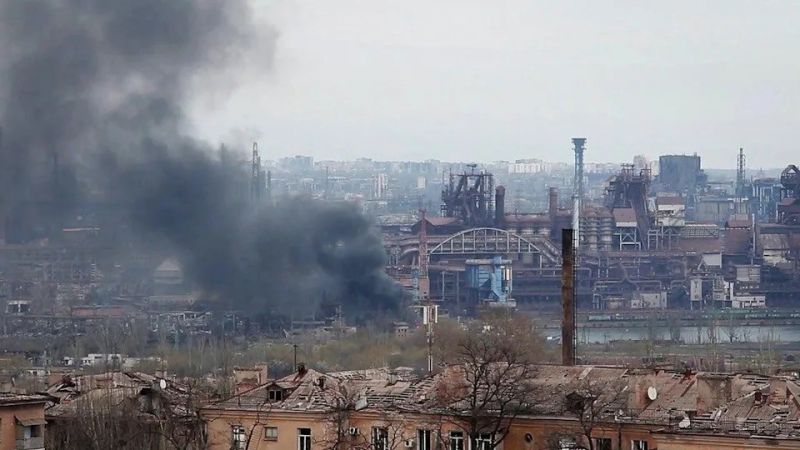Khói bốc lên từ khu vực nhà máy thép Azovstal hôm 03/05. Nguồn AP