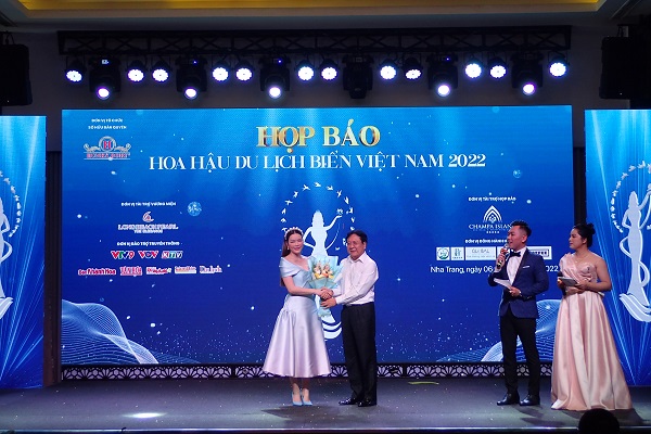 Ông Vương Duy Biên- P. Chủ tịch Liên hiệp các Hội VHNT Việt Nam tặng hoa chúc mừng doanh nhân, diễn viên Lý Nhã Kỳ