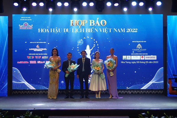 Ông Đinh Văn Thiệu- P. Chủ tịch UBND tỉnh Khánh Hòa (giữa) tặng hoa đại diện Ban tổ chức cuộc thi.