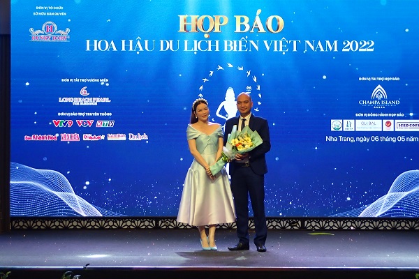 Doanh nhân, diễn viên Lý Nhã Kỳ đại diện Ban tổ chức tặng hoa CEO của Khu du lịch Champa Island Nha Trang
