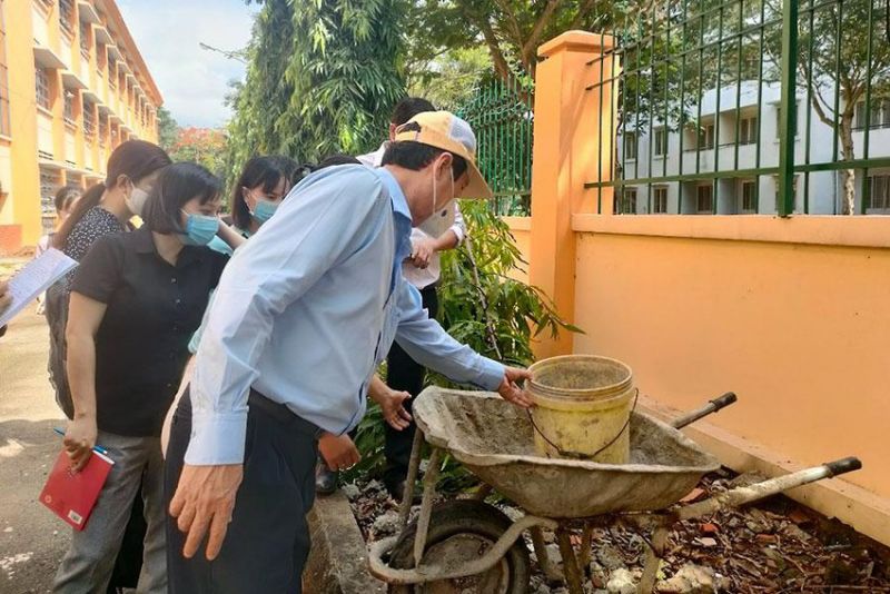 Đoàn giám sát Sở Y tế TP. Hồ Chí Minh hỗ trợ nhắc nhở người dân xử lý ngay vật chứa có nguy cơ phát sinh lăng quăng tại quận Bình Thạch