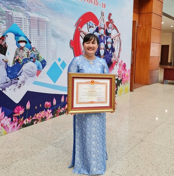 Bà Nguyễn Phương Nam - Tổng Giám đốc công ty TNHH Lan Anh nhận bằng khen của Thủ tướng Chính phủ
