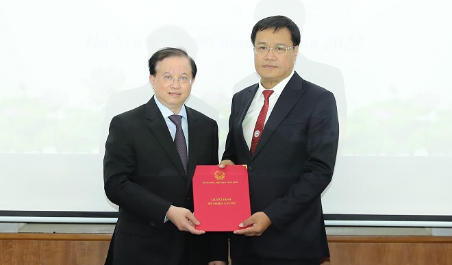Thứ trưởng Tạ Quang Đông (trái) trao quyết định bổ nhiệm cho ông Đặng Hà Việt.