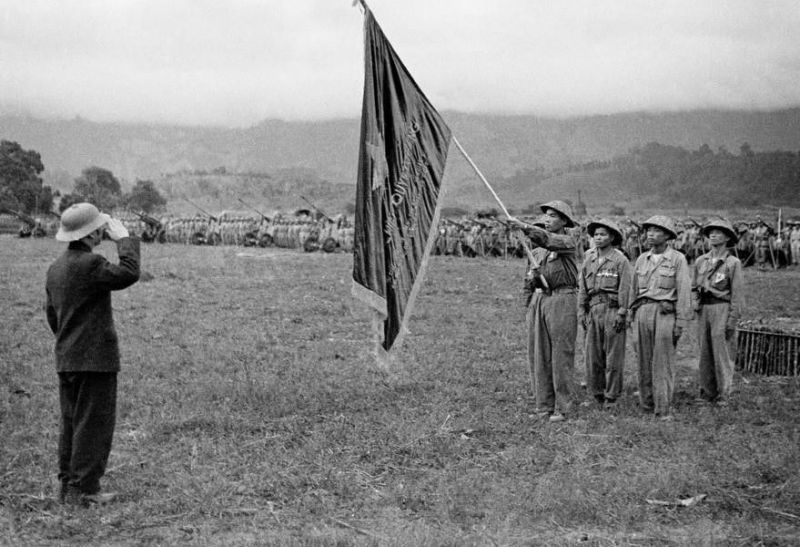 Đại tướng Võ Nguyên Giáp trao lá cờ “Quyết chiến-Quyết thắng” của Chủ tịch Hồ Chí Minh tặng các đơn vị lập công. Điện Biên Phủ là một trong những trận quyết chiến chiến lược trong lịch sử Việt Nam, khẳng định sự trưởng thành vượt bậc của Quân đội Nhân dân Việt Nam. Nguồn TTXVN