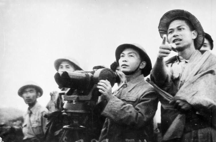 17h30 phút ngày 13/03/1954, Đại tướng Tổng tư lệnh Võ Nguyên Giáp ra lệnh nổ súng tấn công Tập đoàn cứ điểm Điện Biên Phủ. Nguồn TTXVN