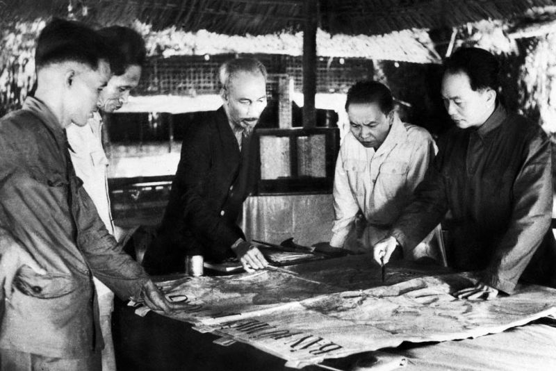 Ngày 6/12/1953, Bộ Chính trị tổ chức cuộc họp dưới sự chủ trì của Chủ tịch Hồ Chí Minh để nghe Tổng Quân ủy báo cáo và duyệt lần cuối kế hoạch tác chiến Đông-Xuân 1953-1954, đồng thời quyết định mở Chiến dịch Điện Biên phủ với quyết tâm tiêu diệt bằng được tập đoàn cứ điểm này. (Nguồn: TTXVN)