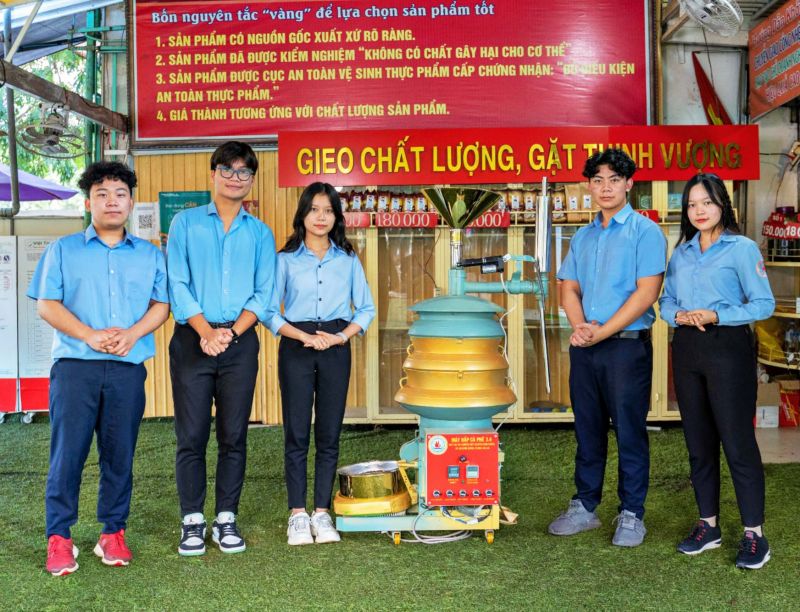 Dự án “SCF-Máy hấp cà phê” của nhóm học sinh Trường THPT chuyên Hùng Vương giành giải khuyến khích tại Cuộc thi học sinh-sinh viên với ý tưởng khởi nghiệp toàn quốc lần thứ IV. Ảnh: Phan Lài
