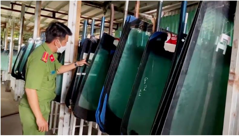 Tổ liên ngành chống buôn lậu tỉnh An Giang tạm giữ 340 tấm kính ô tô không rõ nguồn gốc.